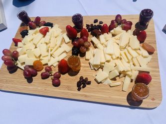 Imagen: Mesa de quesos con fruta y mermelada