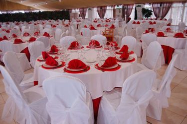 Imagen: Mantelería combinada con color rojo