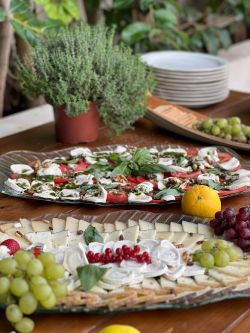 Imagen: Mesa de quesos y frutas