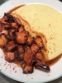 Imagen: Pulpo asado con parmentier y pimentón