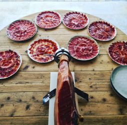 Imagen: Platos de jamon madera