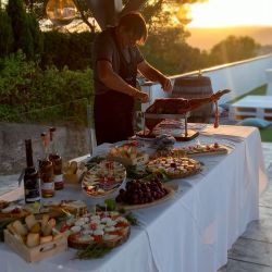 Imagen: Mesa de quesos variados y jamón al corte