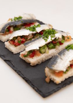 Imagen: Lomo de sardina marinada sobre piparra