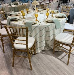 Imagen: Silla dorada con mantel rayas verdes