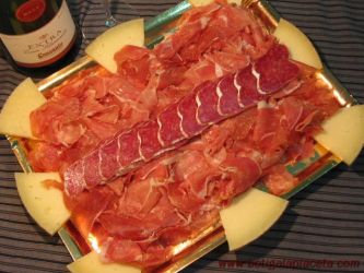 Imagen: Jamón serrano fuet y queso