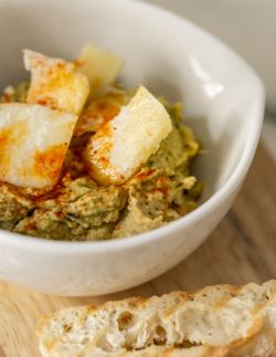 Imagen: Hummus al pesto con sus tostaditas