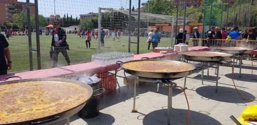 Imagen: Comida popular en campo de futbol