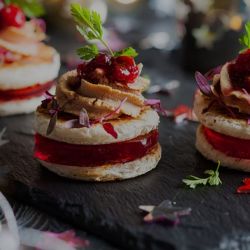 Imagen: Mini tosta de foie con frutos rojos