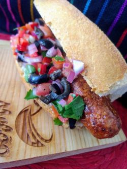 Imagen: Choripan tradicional y vegano