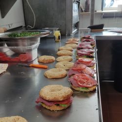 Imagen: Preparación de bagels para evento