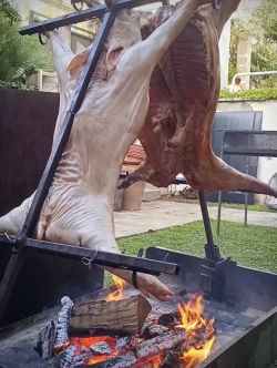 Imagen: Carnes asadas a la estaca a fuego lento