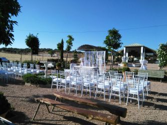 Imagen: Espacio ceremonia con sillas blancas