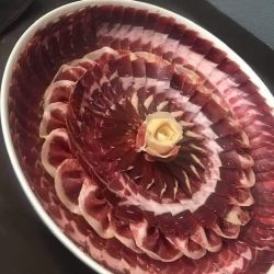 Imagen: Plato de jamón decorativo