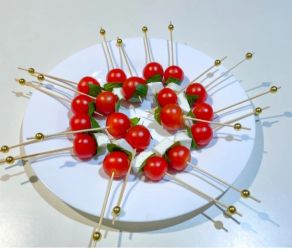 Imagen: Tomatitos cherry con mozzarella y albaha