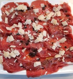 Imagen: Carpaccio de ternera con parmesano