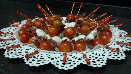 Imagen: Brocheta de mozzarella tomate cherry y j