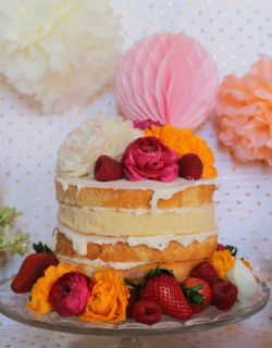 Imagen: Tarta naked cake de vainilla y frutos ro