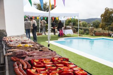 Imagen: Parrillas llenas de carnes y verduras