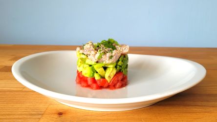 Imagen: Tartar de atún y aguacate