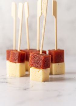 Imagen: Brochetita de queso manchego y membrillo