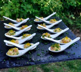 Imagen: Cucharita de tartar de salmón con mango