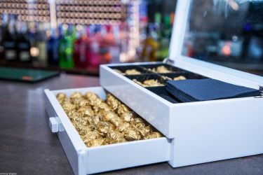 Imagen: Bombón de foie con polvo de oro