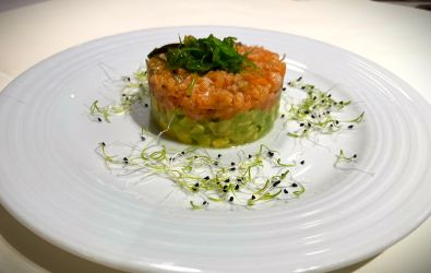 Imagen: Tartar de salmón con aguacate