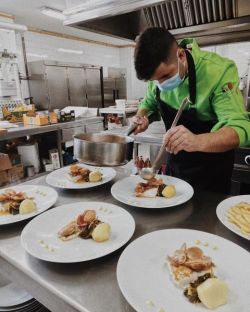 Imagen: Cocinero preparando menú