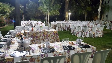 Imagen: Mesa de novios en jardín