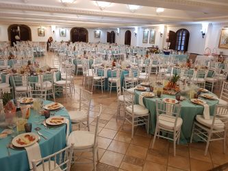 Imagen: Salón vestido con mantelería verde agua