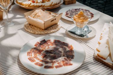 Imagen: Mesa de quesos e ibéricos