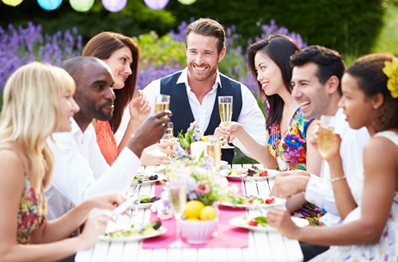 Personas sonriendo y disfrutando en un catering