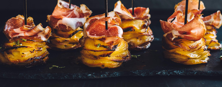 Patatas fritas en barbacoa con jamón típicas de catering en Álava