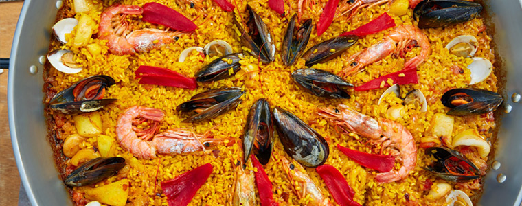 Paella de mariscos típica de catering en Alicante