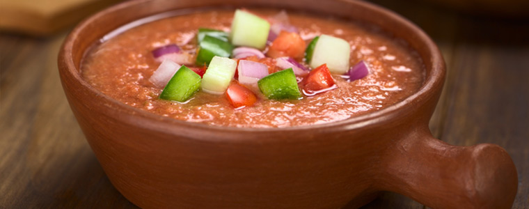 Gazpacho tradicional de badajoz servido en cuenco rústico