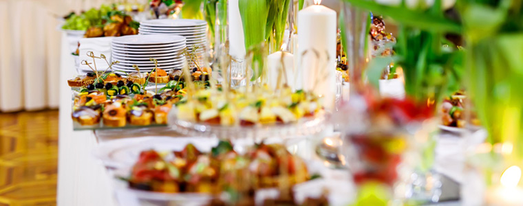 Mesa con comida deliciosa en un catering de Barcelona