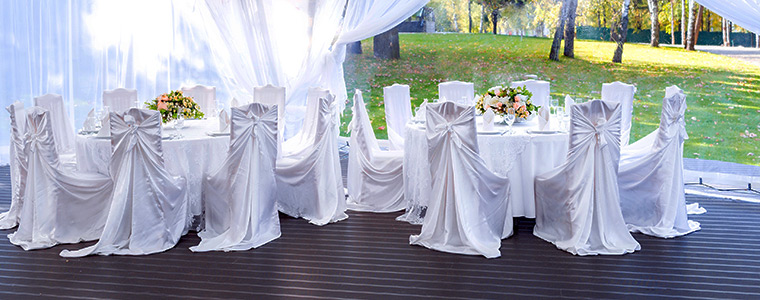 Boda con mesas al aire libre en una carpa blanca