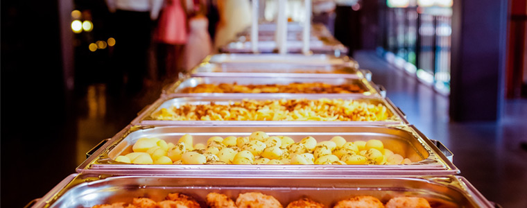 Catering mesa de buffet bandejas de alimentos