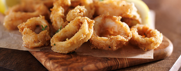 Rabas de Cantabria, calamares a la romana en tabla de madera