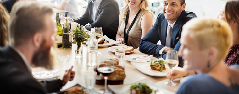 Personas de negocios disfrutan cena de empresa