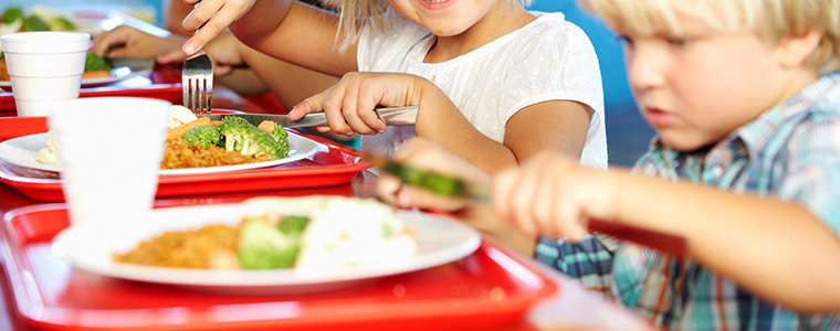 Niños comiendo en el comedor escolar