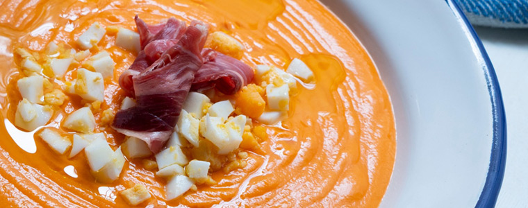 Salmorejo de Córdoba catering, con tomate, pan, jamón y huevo