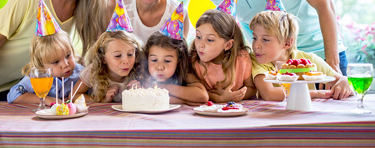 Familia con niños en la fiesta de cumpleaños