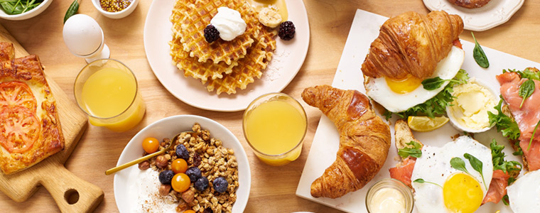 Desayuno con café, zumo, croisants, gofres y hojaldres