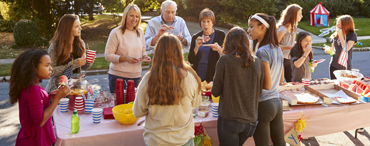 Familia come alrededor de una mesa en una fiesta