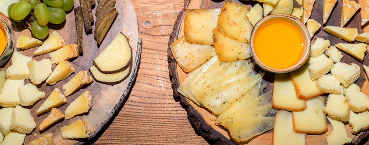 Variedad de quesos de Gran Canaria servidos en tablas de madera