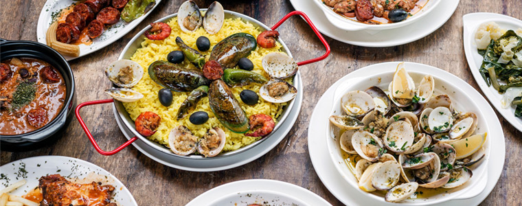 Platos guipuzcoanos tradicionales mixtos en una mesa de catering