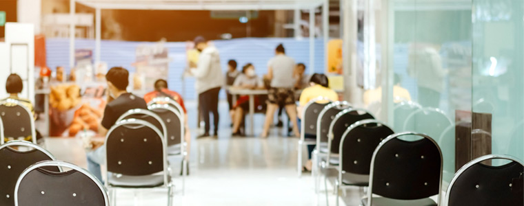 Clientes en el comedor del hospital con distancias por el Covid