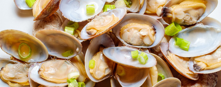 Almejas tiernas de Huelva en salsa de mantequilla y limón