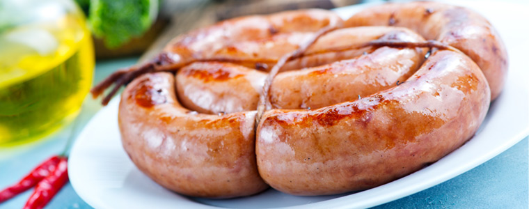 Longaniza de Graus sobre plato blanco en un catering en Huesca